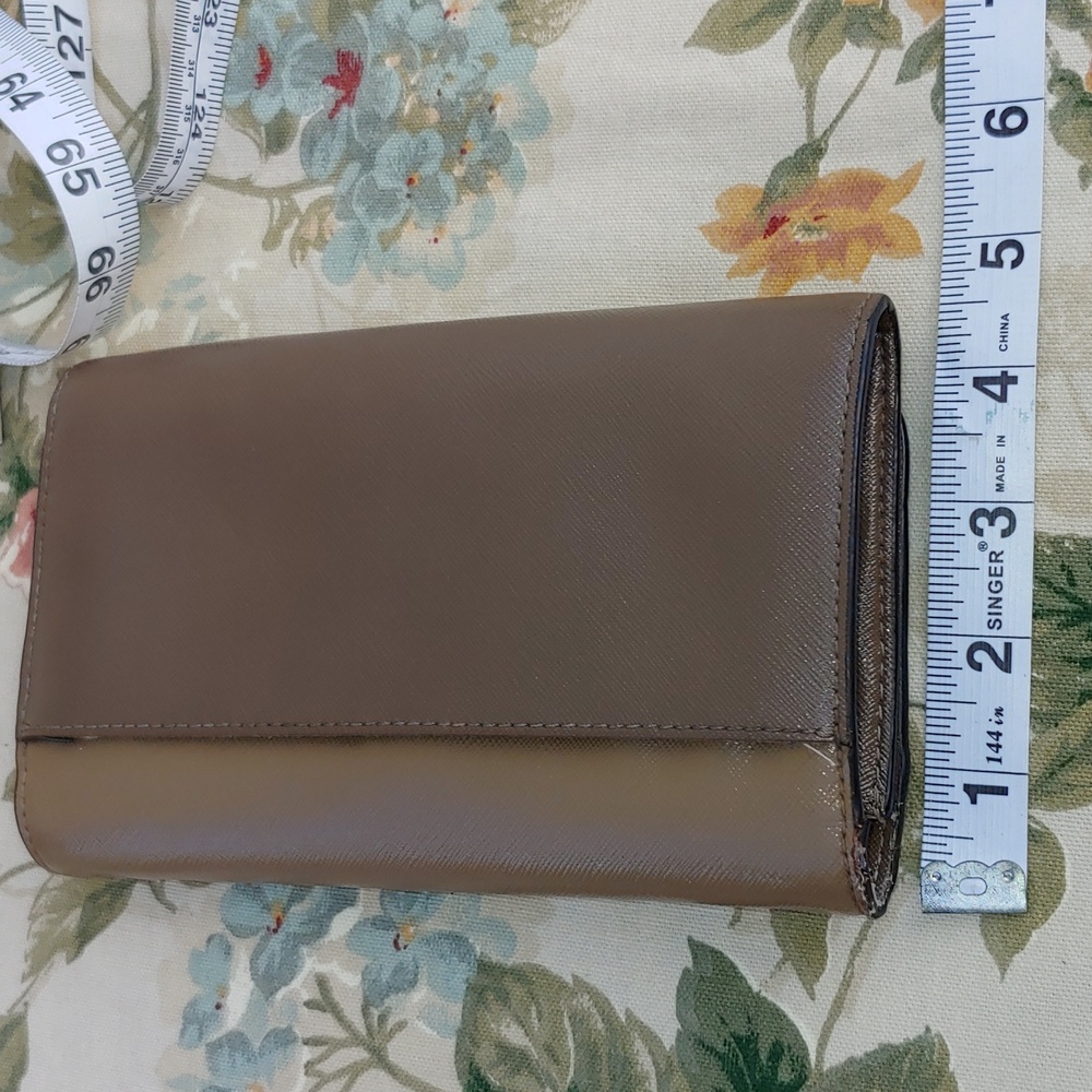 Marc Jacobs Tan and Brown Saffiano Leather Fold Clutch Wallet - Picture 10 of 17